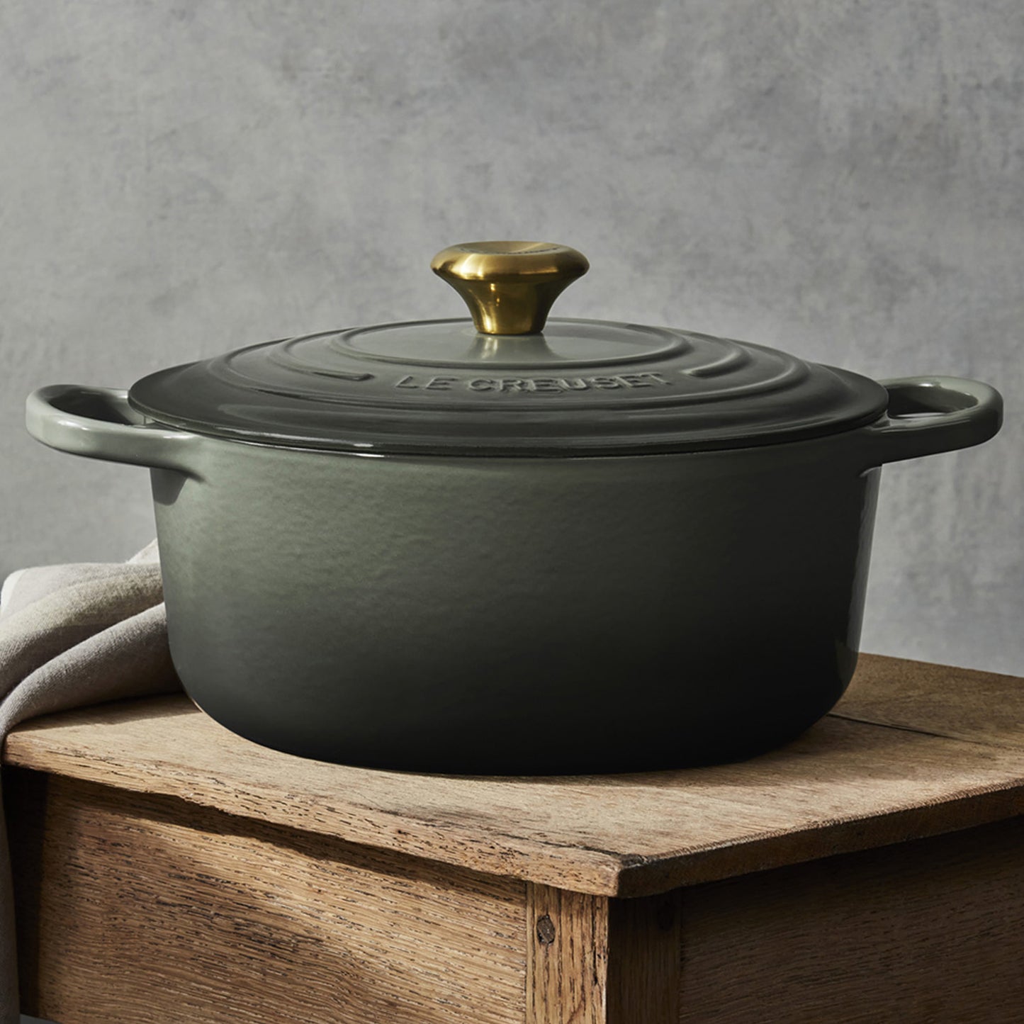 Le Creuset Cast Iron Dutch Oven – Premium Enamelled Casserole Dish for Superior Cooking